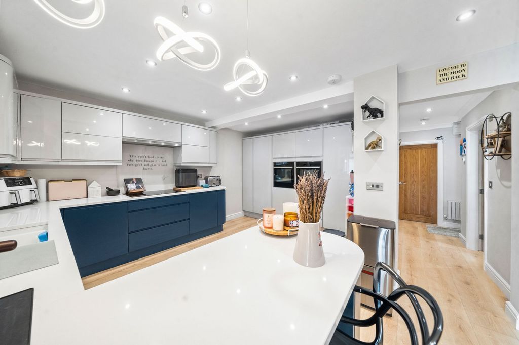 Property photo 3 of 26