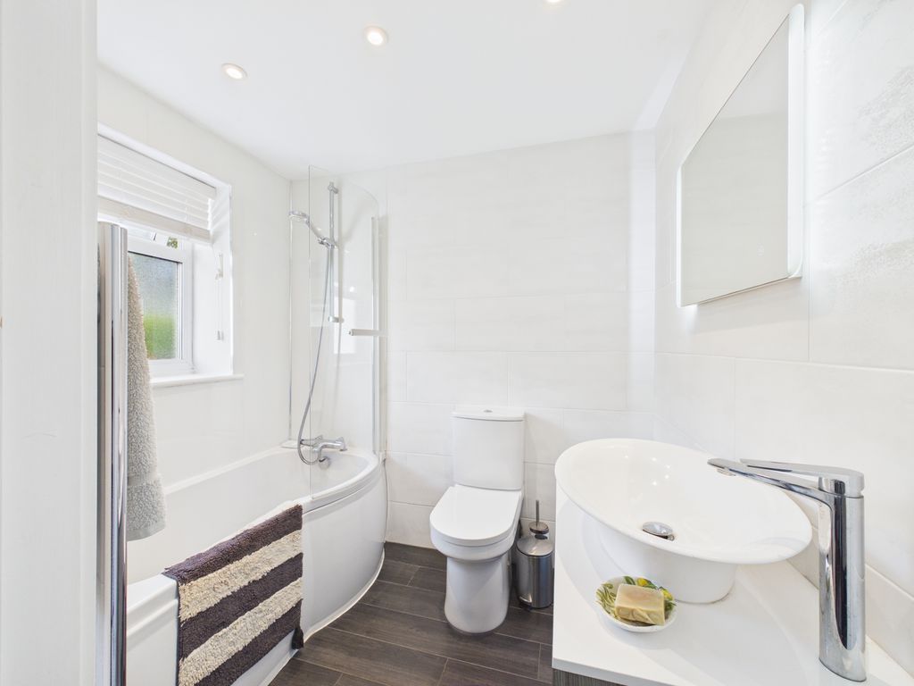 Property photo 3 of 10 Bathroom