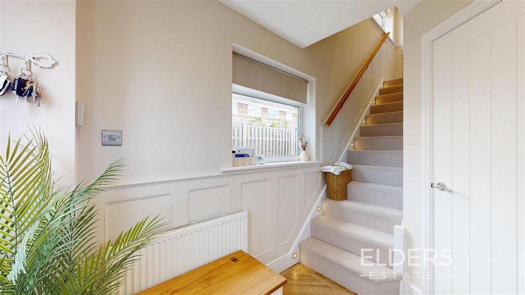 Property photo 2 of 21 Entrance Hall