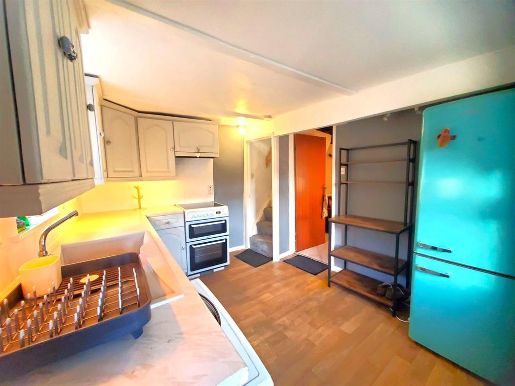 Property photo 3 of 28 Kitchen