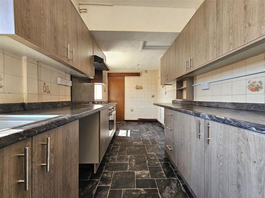 Property photo 3 of 14 Kitchen