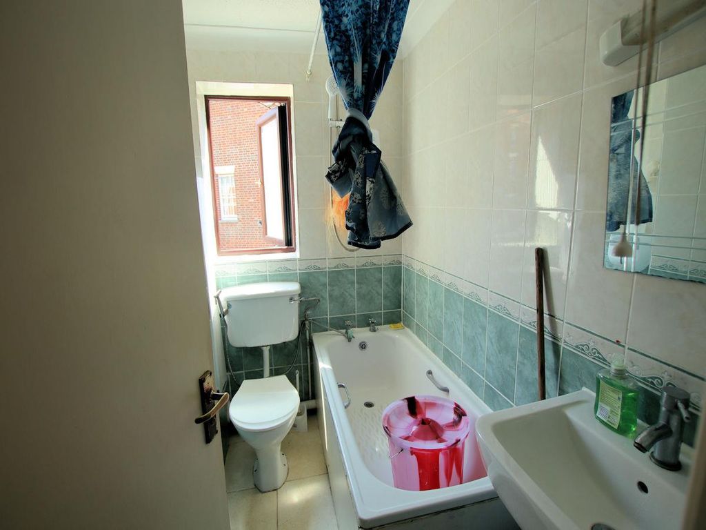 Property photo 2 of 6 Bathroom.Jpg