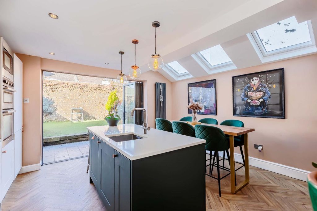 Property photo 3 of 22 Connaught Terrace_6.Jpg