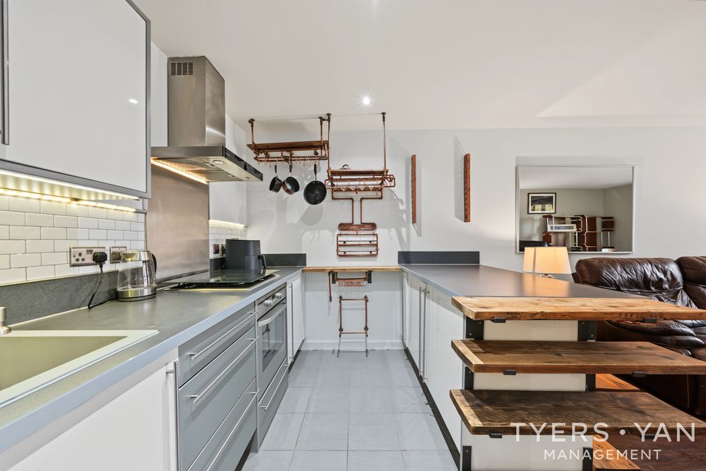 Property photo 3 of 19 Kitchen