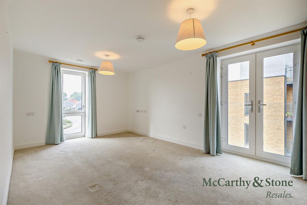 Property photo 2 of 17 8705880-Interior19-800.Jpg