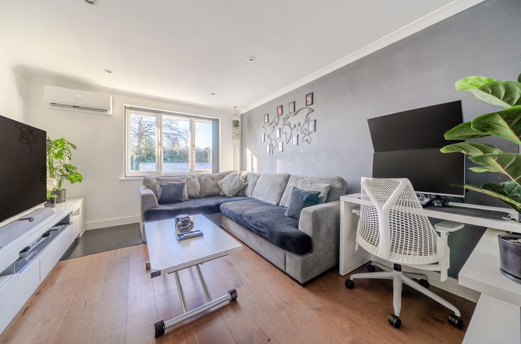 Property photo 3 of 15 1395250-8-695Ba24...