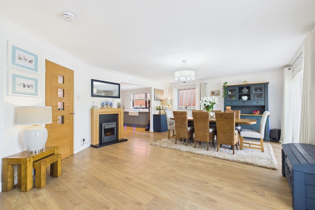 Property photo 3 of 28 Living/Dining Room