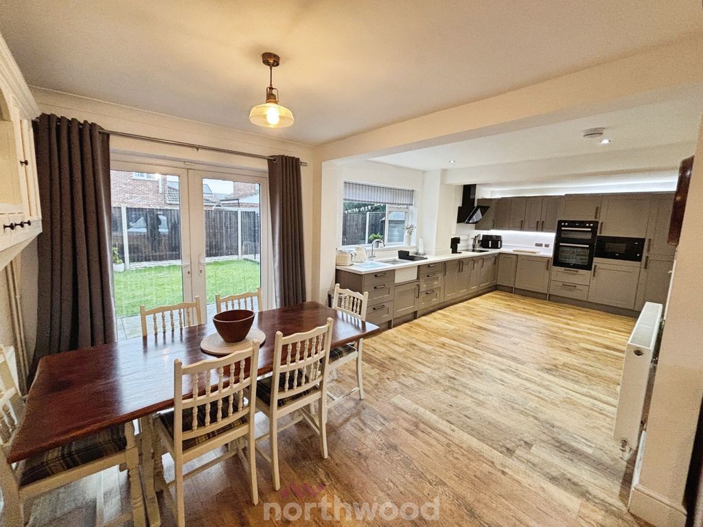 Property photo 2 of 31