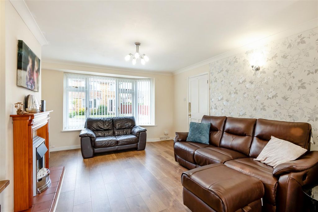 Property photo 3 of 11 8652484-Interior13.Jpg