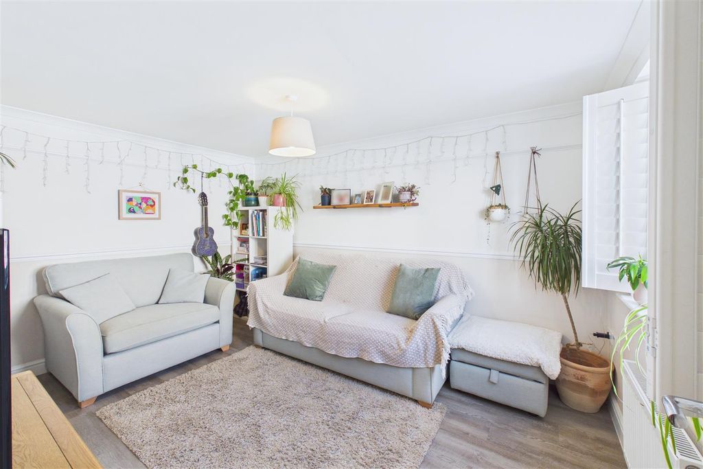 Property photo 3 of 21 Lounge