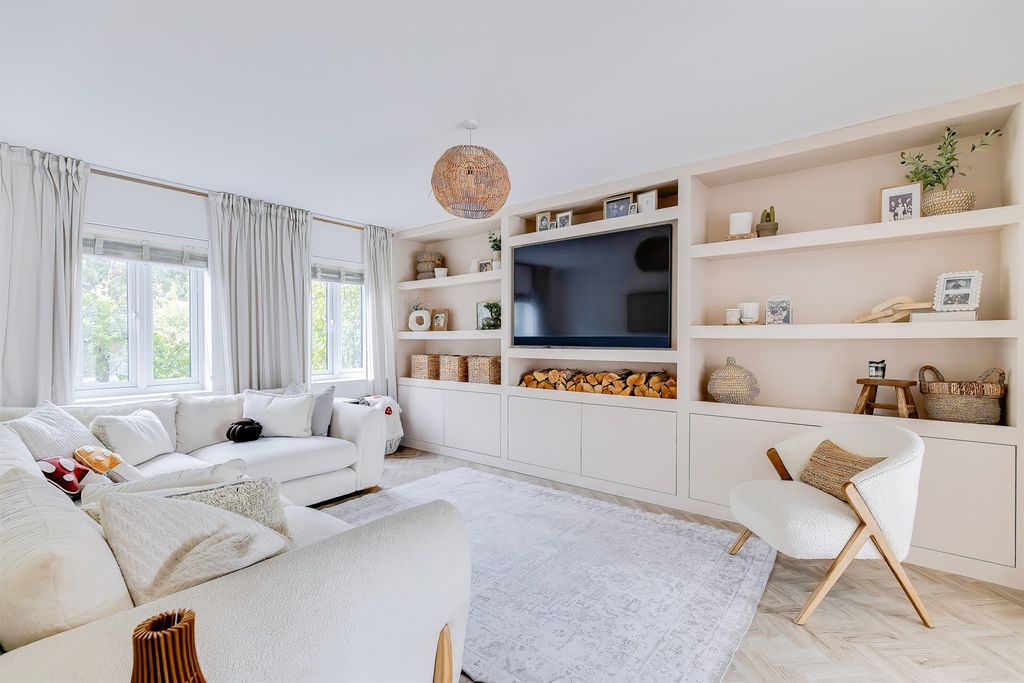 Property photo 2 of 32