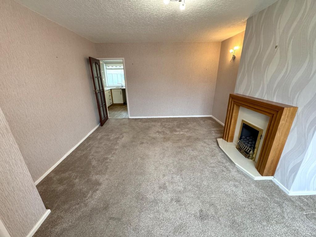 Property photo 3 of 18 Lounge