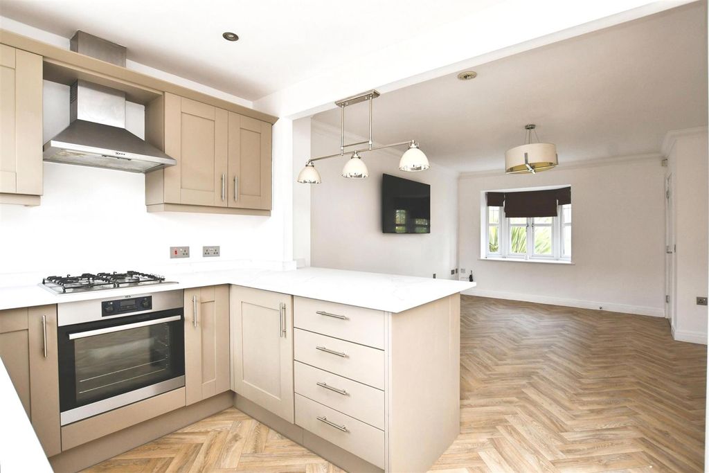 Property photo 2 of 28 Fitted Dining Kitchen
