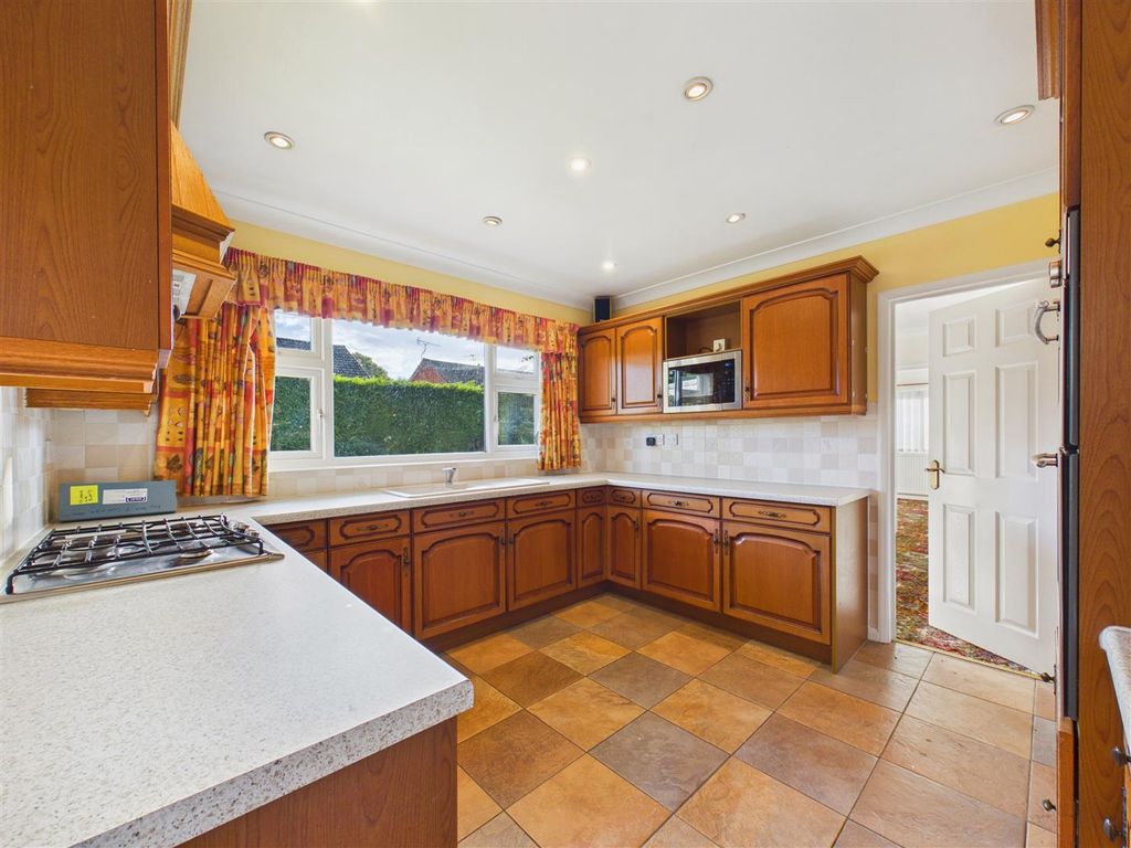 Property photo 3 of 17 Kitchen