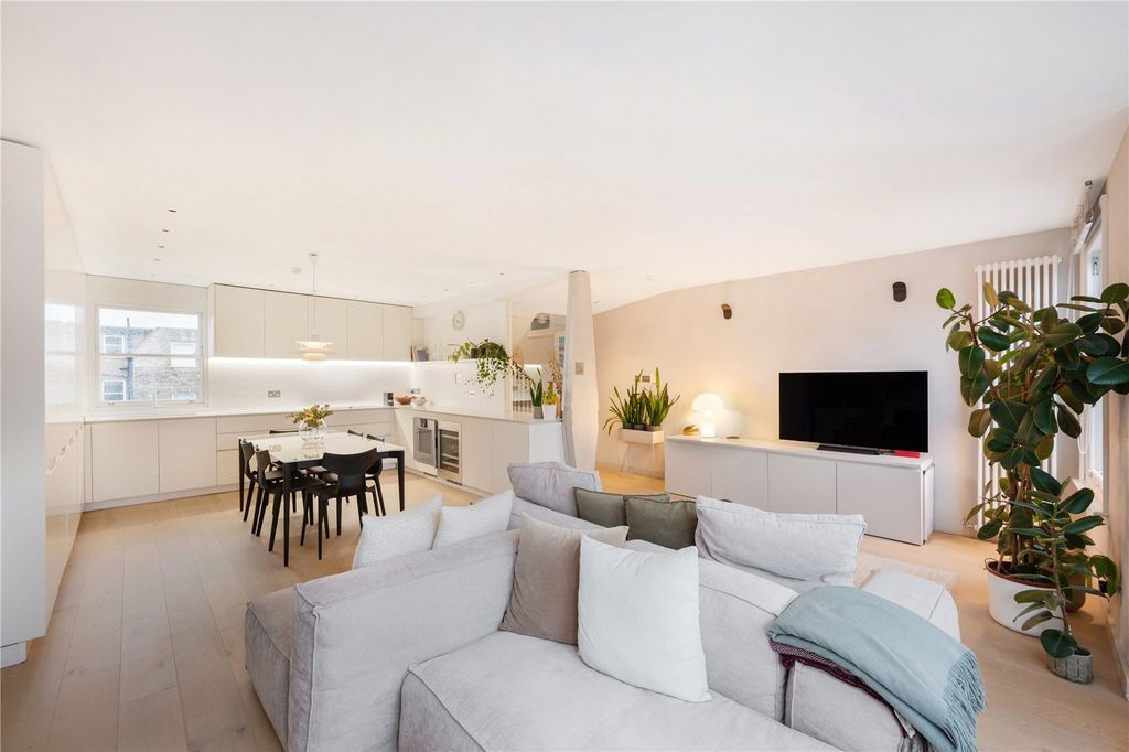 Property photo 2 of 23 Picture No. 11