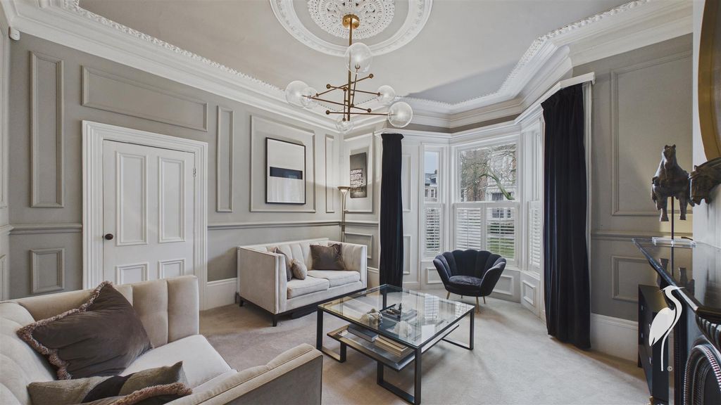 Property photo 3 of 41 Lounge