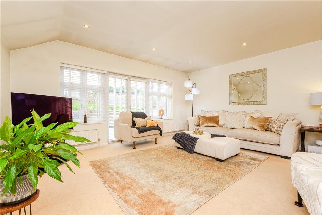 Property photo 2 of 15 Lounge