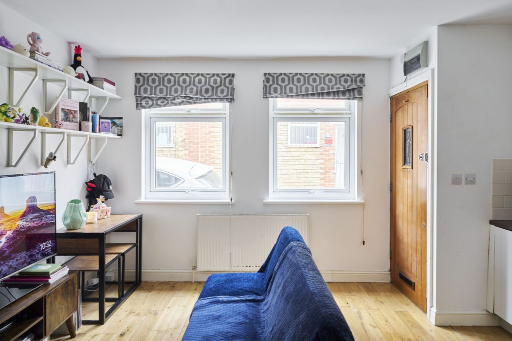 Property photo 1 of 7 Clarence Mews E5