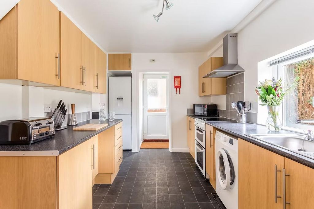 Property photo 3 of 10 Kitchen