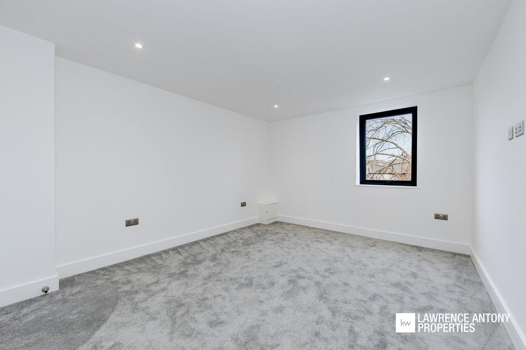 Additional image 27 of 2 bed flat for saleGrand Parade, Leigh-On-Sea SS9