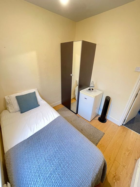 Property photo 2 of 4 Room
