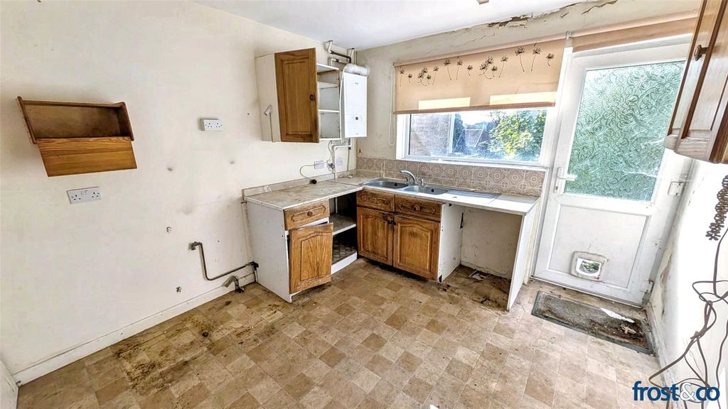 Property photo 3 of 9 Kitchen