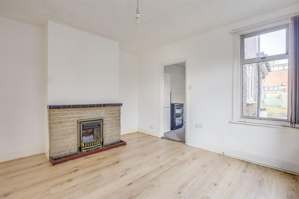 Property photo 3 of 13 7 Victoria Street, Hp11 2Lu-6.Jpg