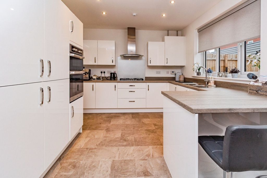 Property photo 2 of 20 4555832