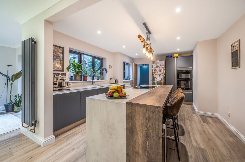 Property photo 3 of 23 1397791-11-696915...