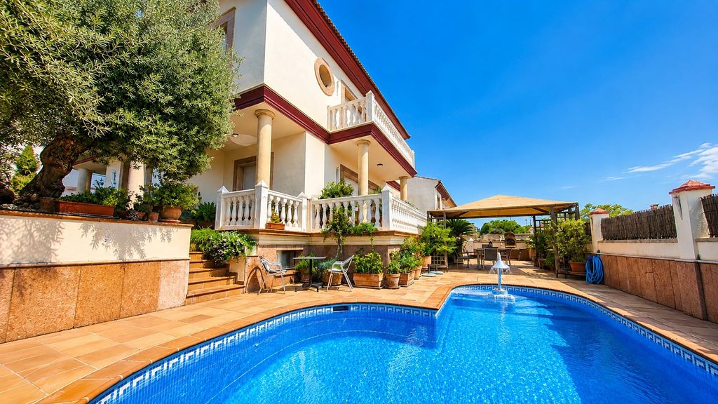 Property photo 1 of 47 Exclusive Villa With Private Pool, Lift And Active Tourist Business In The Urban Area Of Ronda