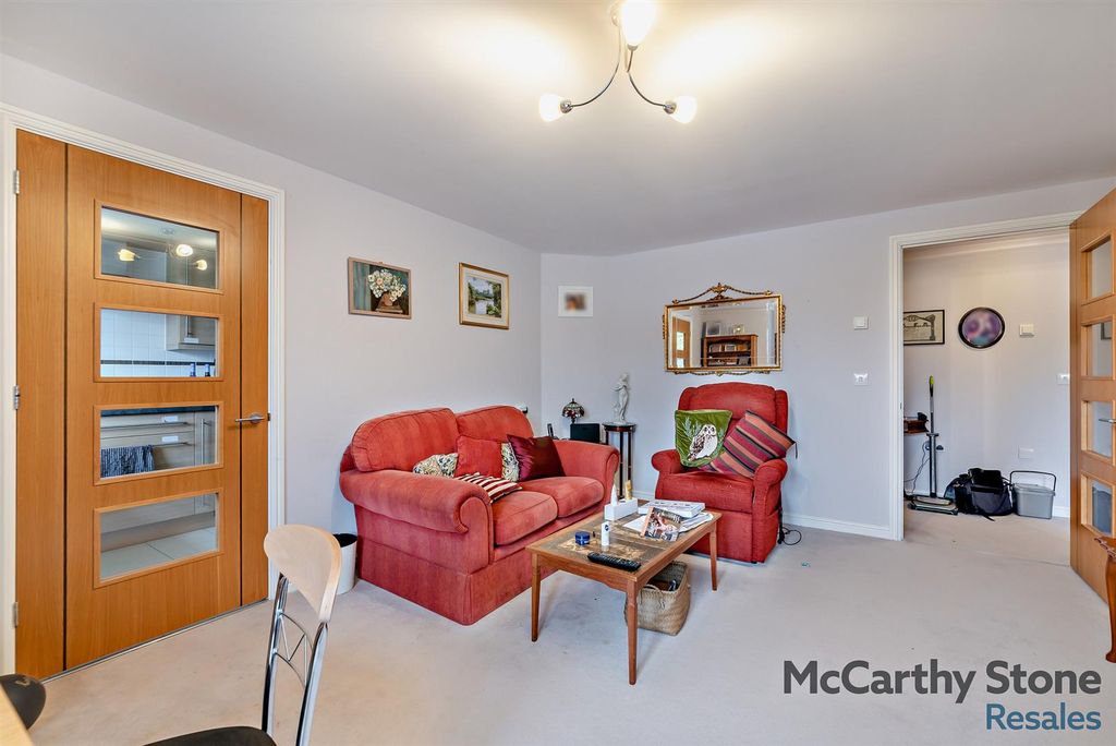 Property photo 3 of 20 8668374-Interior08-800.Jpg