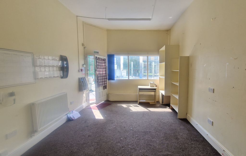 Property photo 1 of 4 Shop/Office Frontage