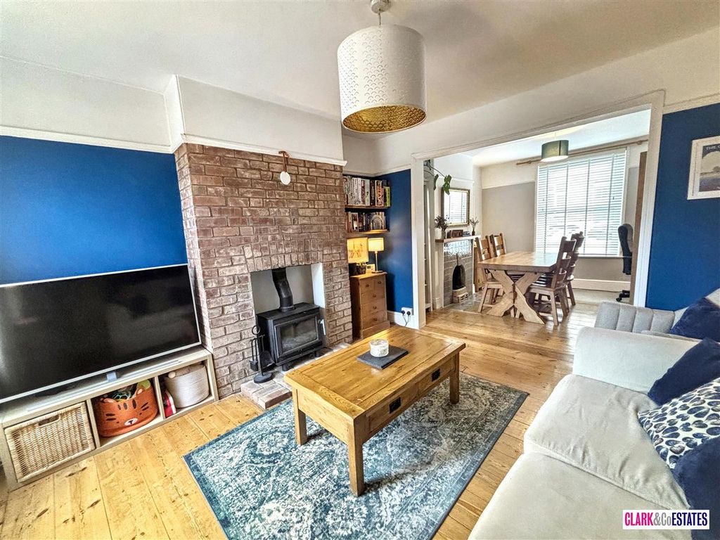 Property photo 2 of 10 Lounge