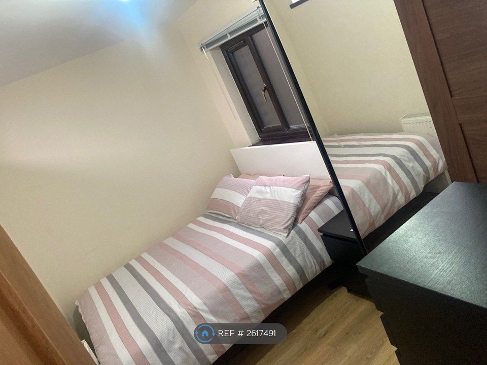 Property photo 3 of 16 Double Bedroom Angle 2