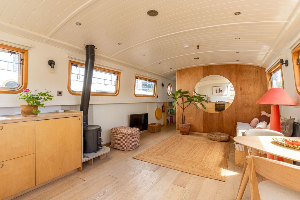 Property photo 2 of 27