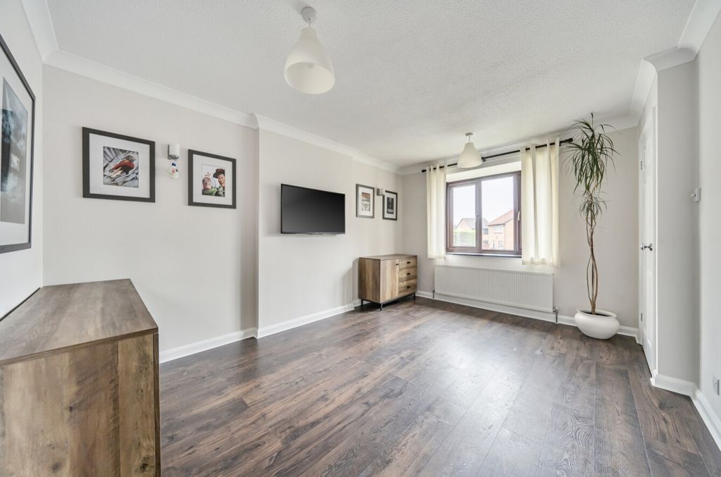 Property photo 3 of 17 Spacious Lounge