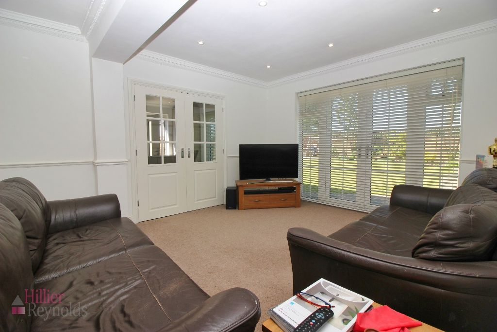 Property photo 3 of 19 Lounge