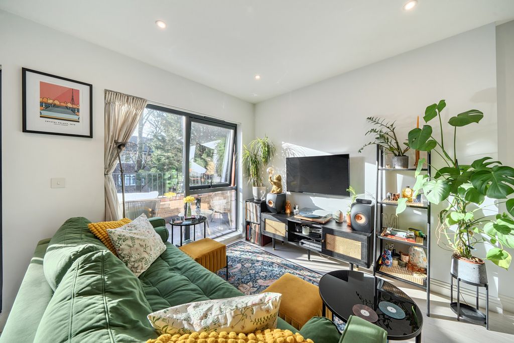 Property photo 1 of 12 Lounge