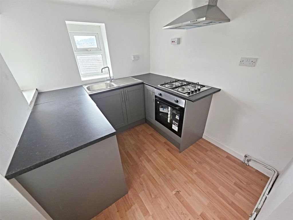 Property photo 3 of 11 Kitchen