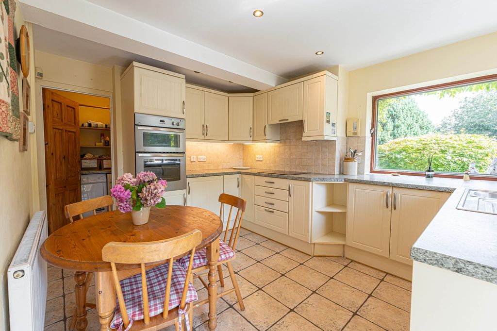 Property photo 2 of 61