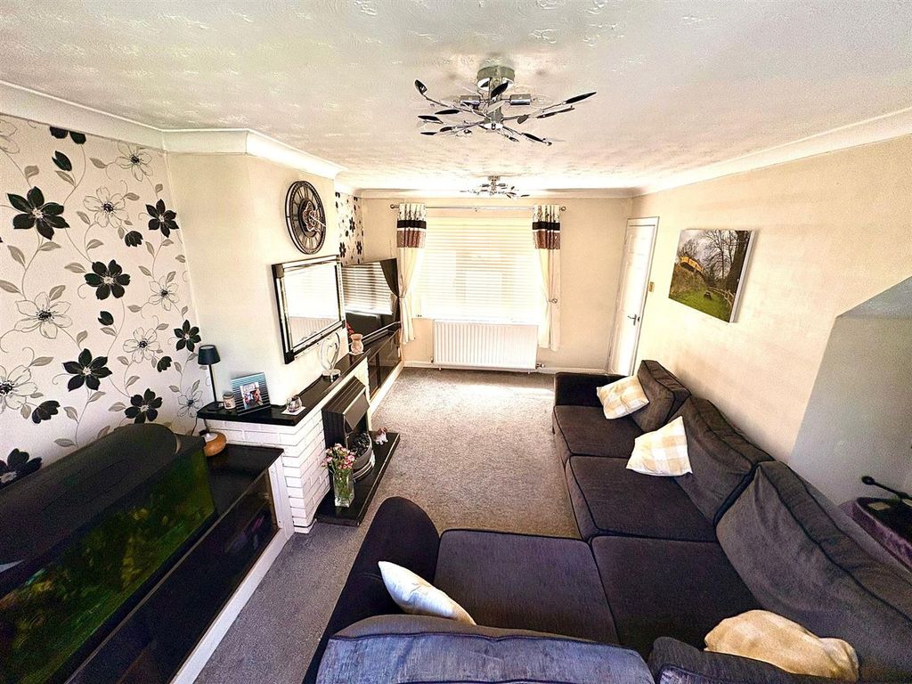 Property photo 3 of 18 Lounge