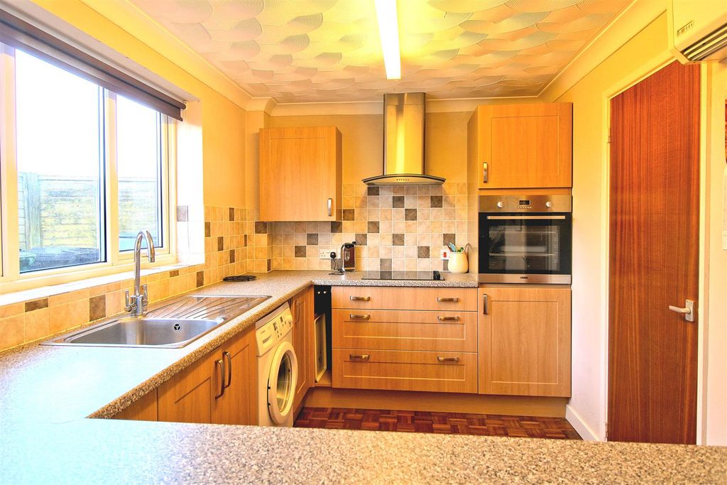 Property photo 3 of 21 Kitchen