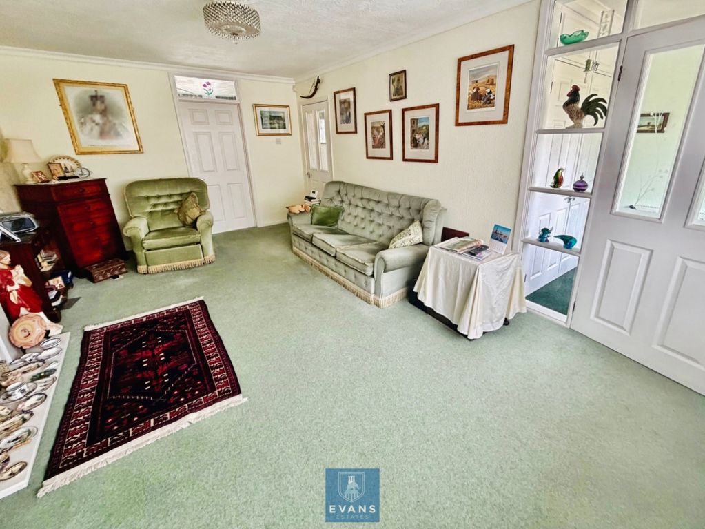 Property photo 3 of 20 Lounge