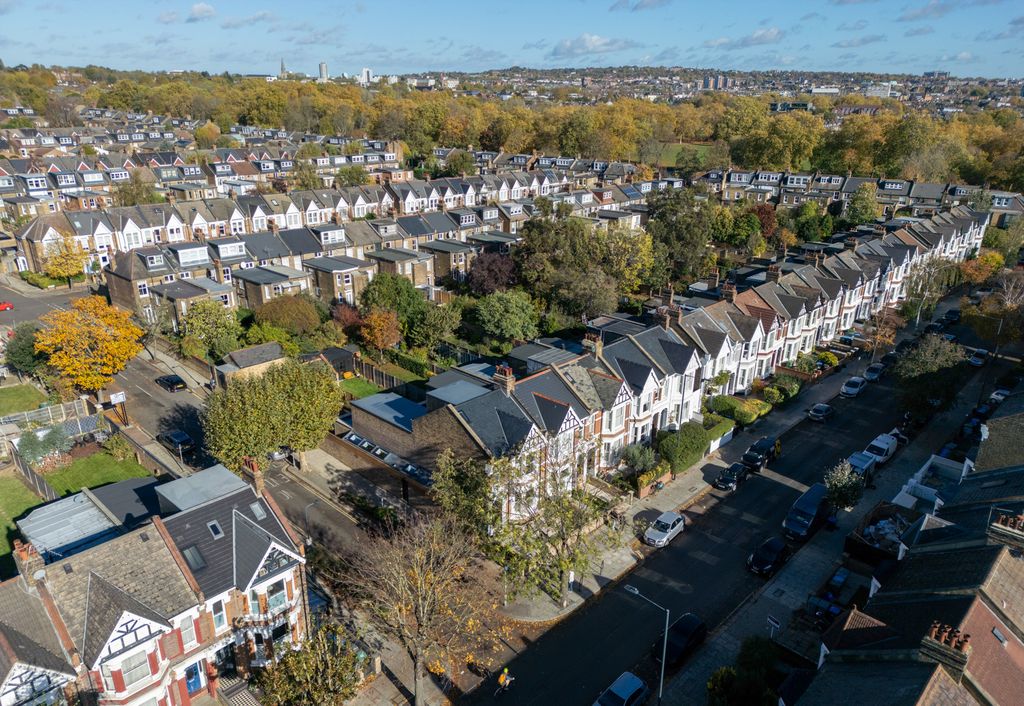 Property photo 3 of 33 Queen's Park