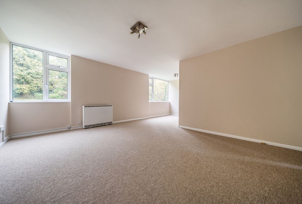 Property photo 3 of 12 1376299-12-690B3d...