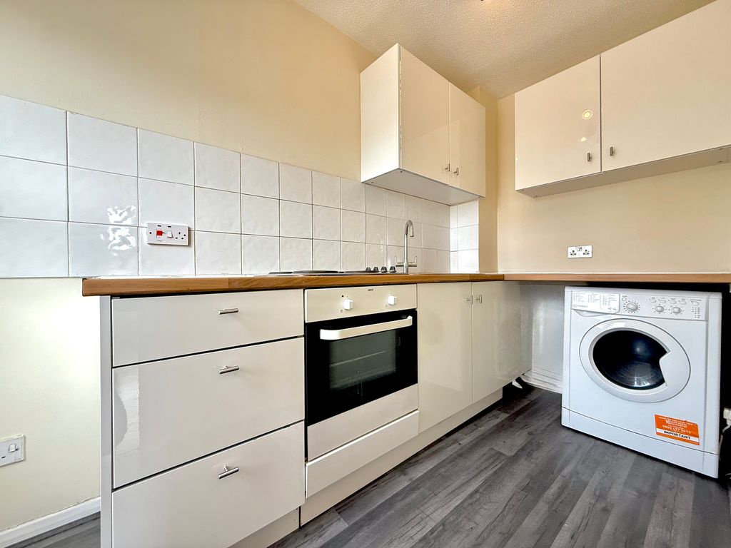 Property photo 2 of 6 Kitchen