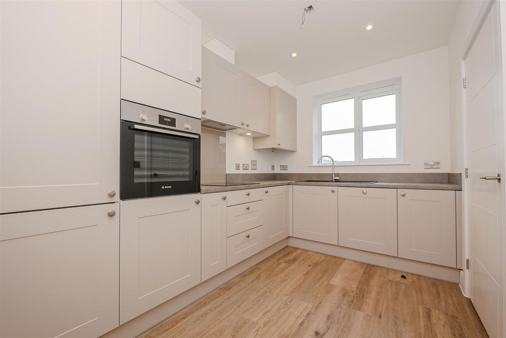 Property photo 3 of 12 Kitchen