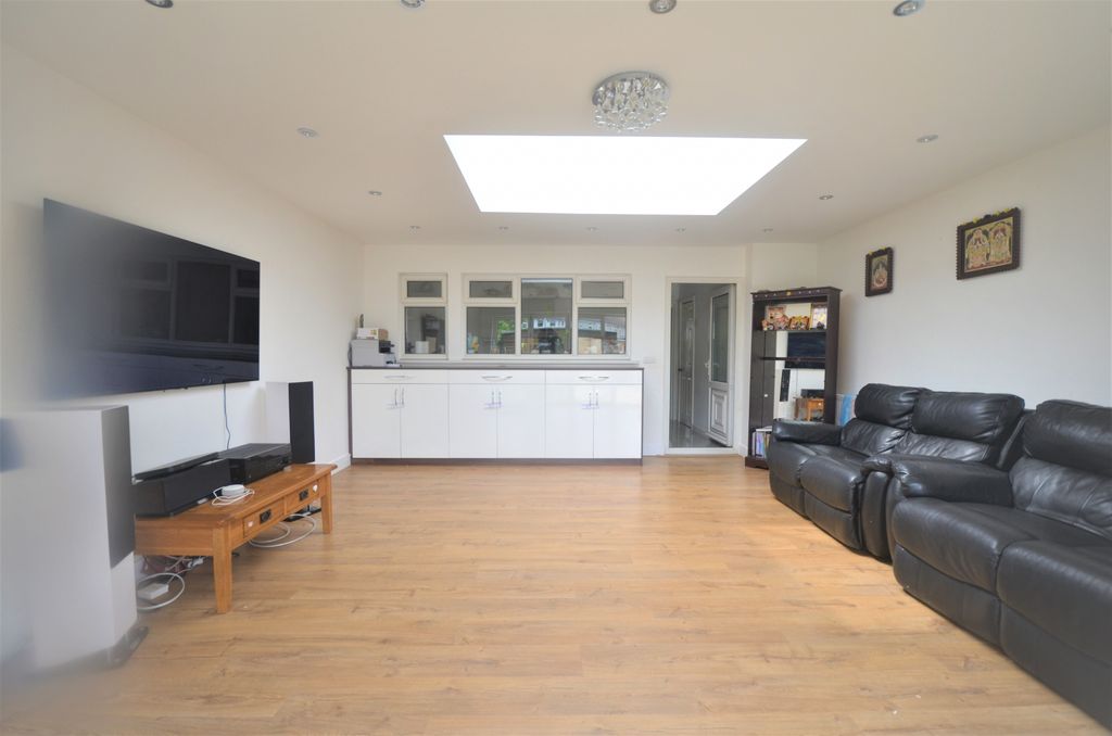 Property photo 1 of 7 Three Bedroom Terrace House