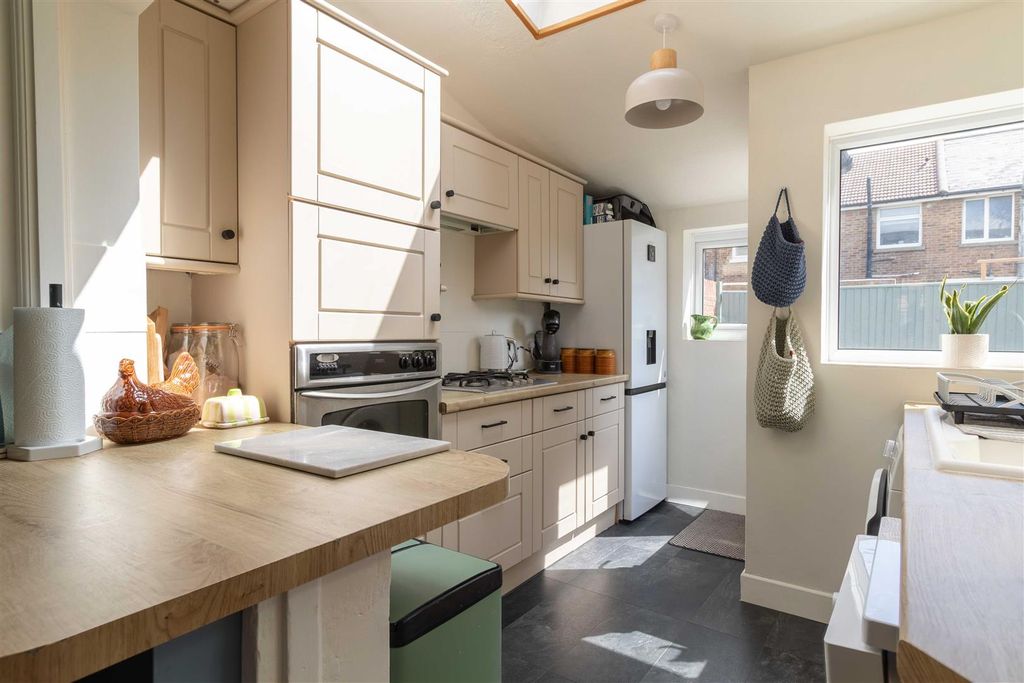 Property photo 2 of 11 Anselm-08.Jpg