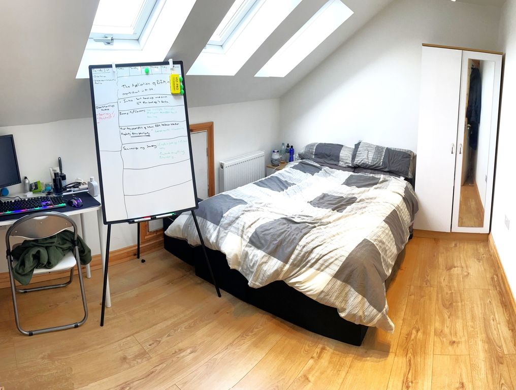 Property photo 2 of 9 Bright And Spacious Double Bedroom Featuring A Com...